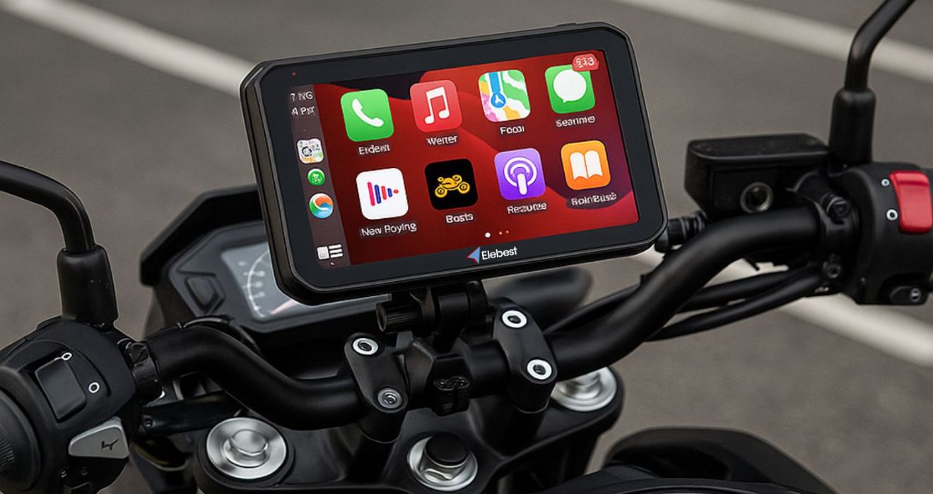 Wasserfestes Motorrad-Navigationsgerät am Lenker bei Sonnenuntergang – ideal für Motorrad-Touren, präzise Routenführung & einfache Bedienung mit Handschuhen